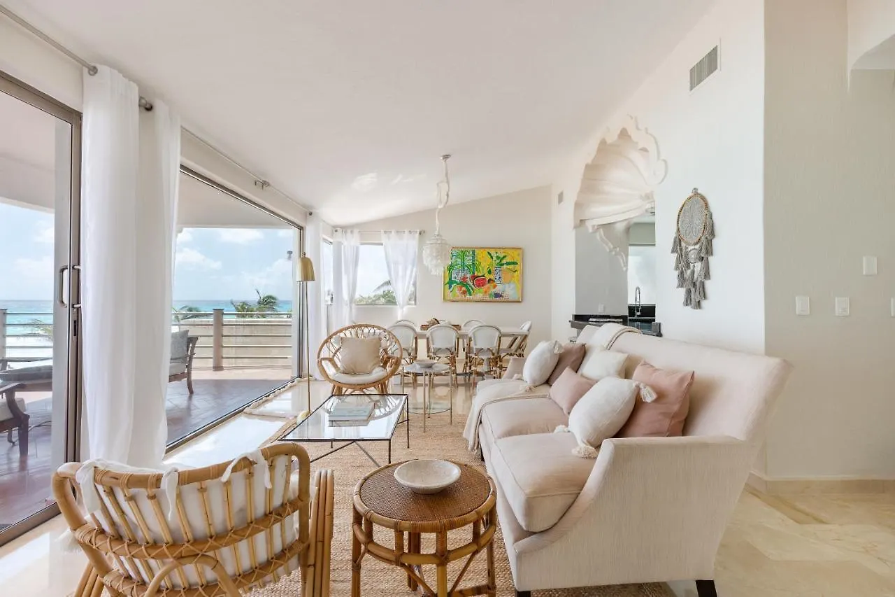 Amazing 5 Bedroom Villa On The Beach! Cancun Holiday home