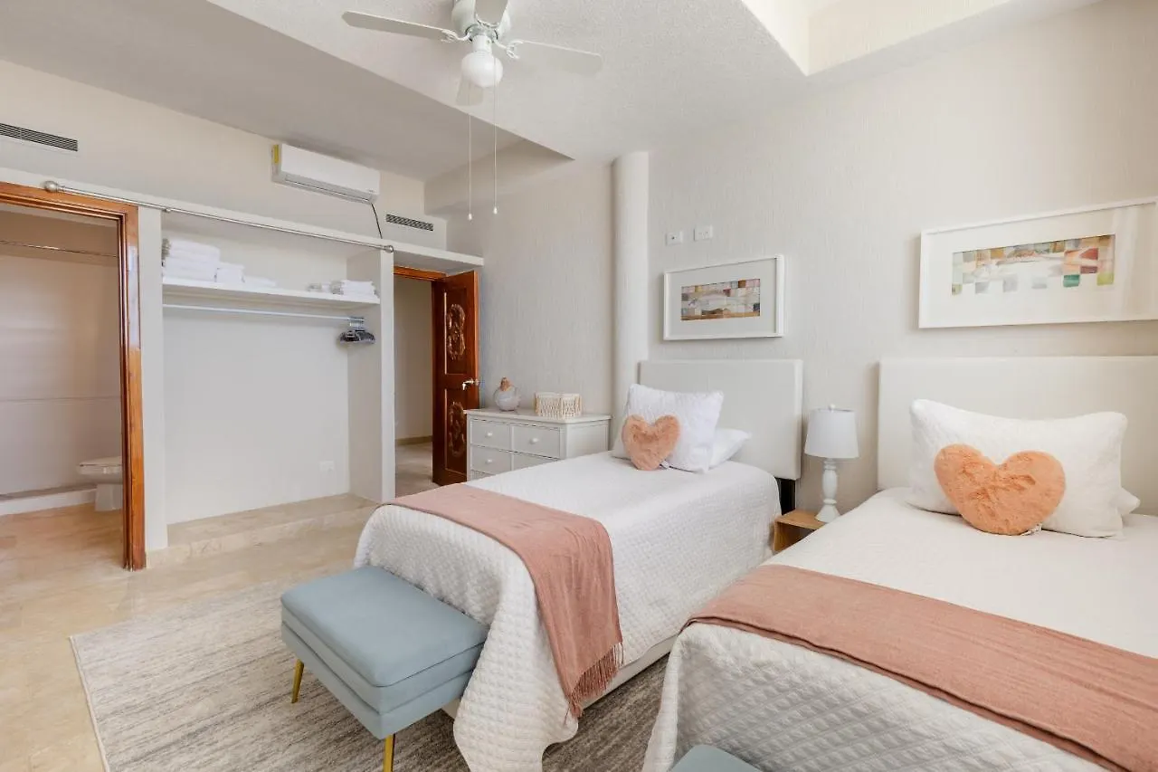 Amazing 5 Bedroom Villa On The Beach! Cancun Holiday home